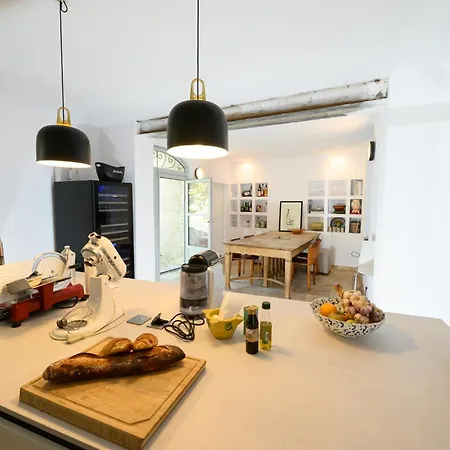 Hugo فندق مبيت وإفطار *