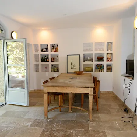 Hugo فندق مبيت وإفطار *