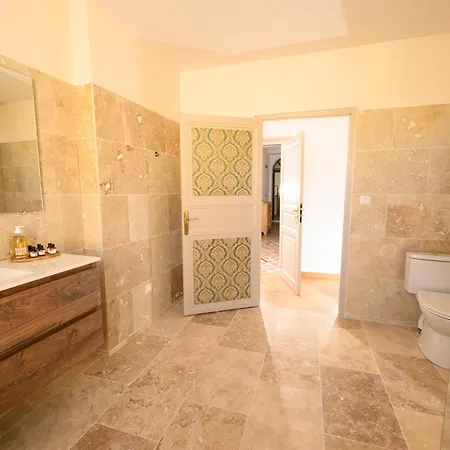 Hugo Bed & Breakfast 3*